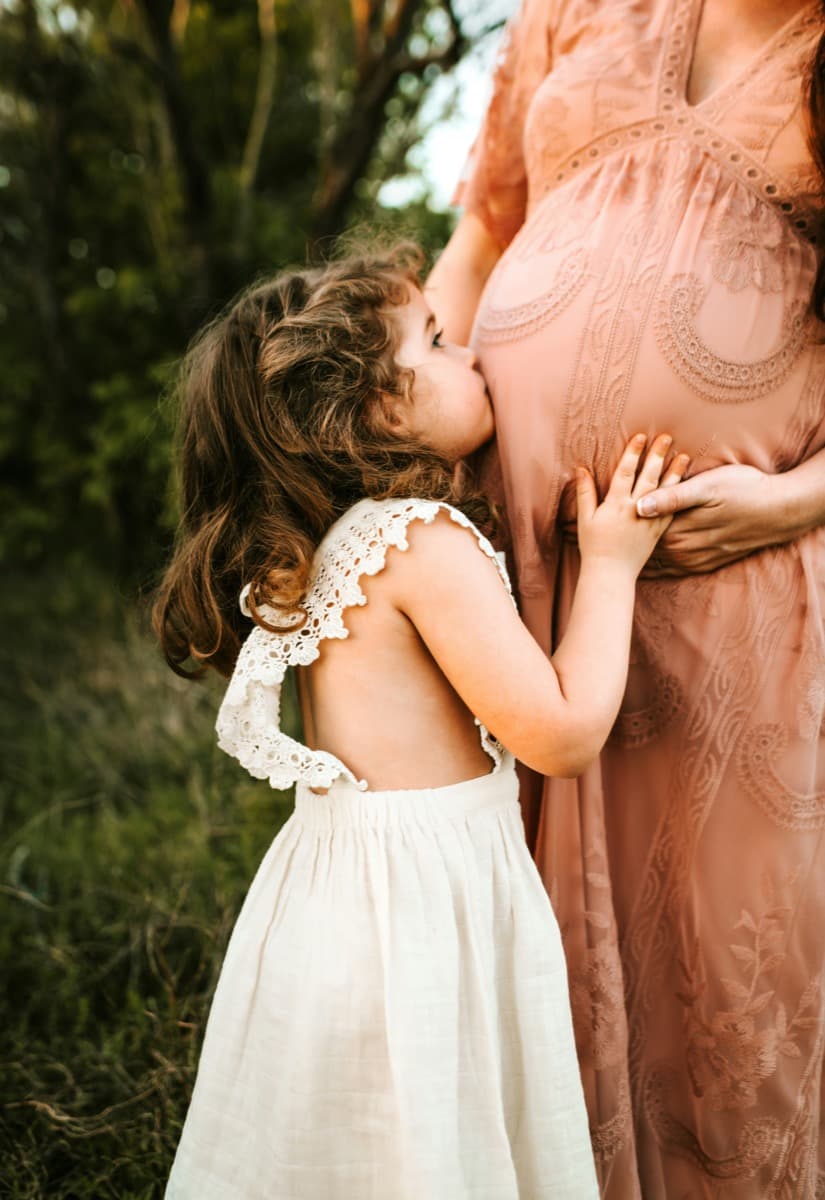 Schwangere Mutter hält ihren Babybauch
